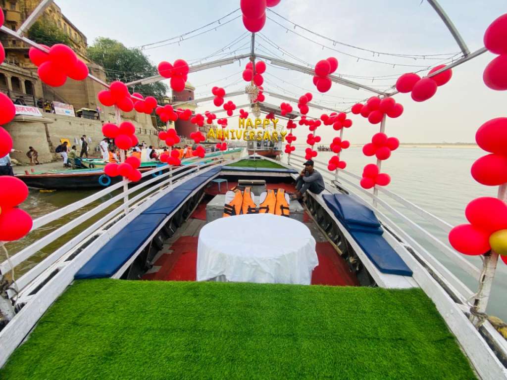 Surprise Anniversary Event Boat Decoration in Varanasi |  Marriage Anniversary – boat ride in Varanasi